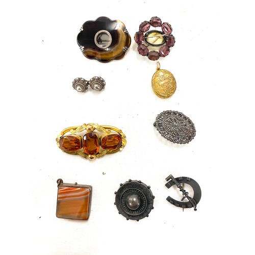 481 - Small collection of Victorian and later brooches and 2 silver lockets etc