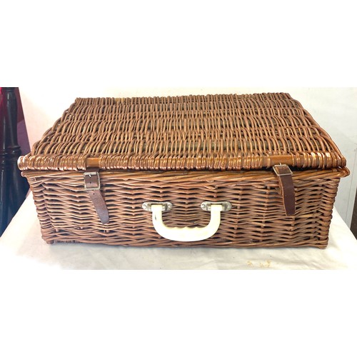 205 - Vintage wicker picnic basket, Brexton