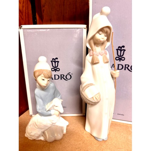 8 - 2 Boxed Lladro figures to include Pastortico Cordero Belen 04676, Pastortico Cesta Belen 04678