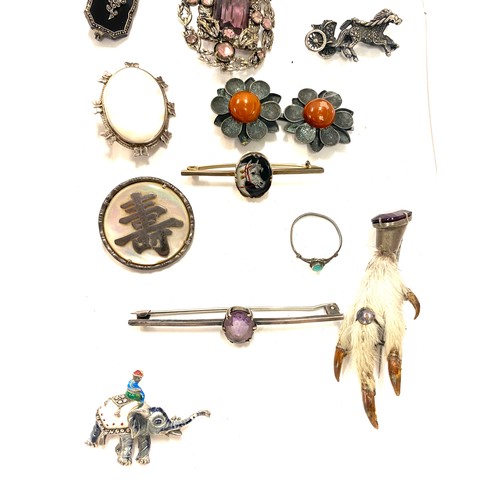 521 - Selection of vintage silver brooches