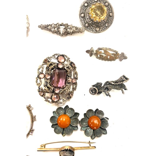 521 - Selection of vintage silver brooches