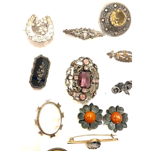 521 - Selection of vintage silver brooches