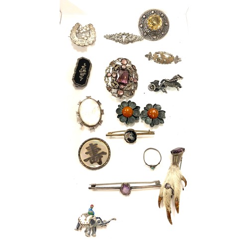 521 - Selection of vintage silver brooches