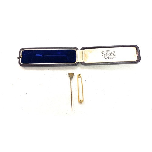 554 - 2 15ct Gold brooches, both hallmarked, total weight 3.1grams