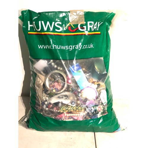 451 - 10kg UNSORTED COSTUME JEWELLERY including Bangles, Necklaces, Rings, Earrings.

*Please note photo i... 