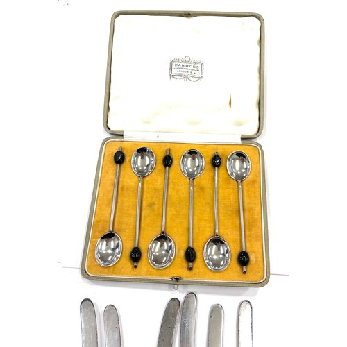 526 - Cased silver coffee spoons and a selection of silver handled knives