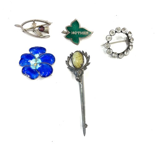 498 - Selection of 5 vintage silver brooches includes silver and enamel, Scottish thistle brooch etc