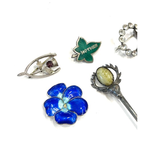 498 - Selection of 5 vintage silver brooches includes silver and enamel, Scottish thistle brooch etc