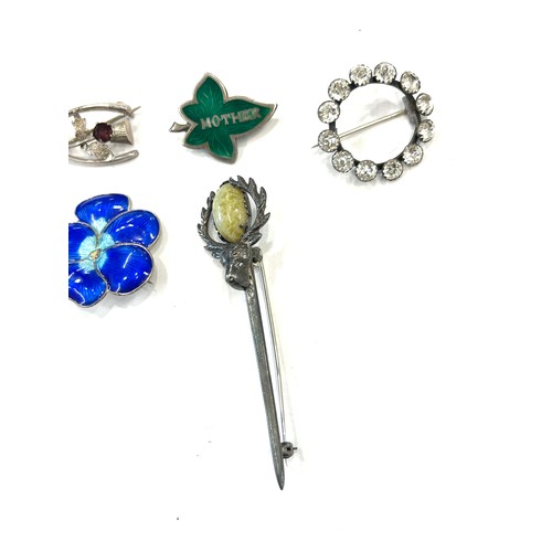 498 - Selection of 5 vintage silver brooches includes silver and enamel, Scottish thistle brooch etc