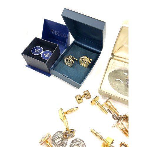 537 - Selection of vintage and later cufflinks includes AA etc