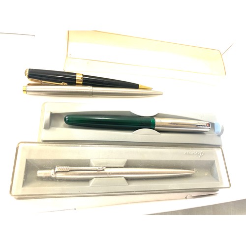 440 - Selection of vintage Parker ball point pens and a fountain pen etc