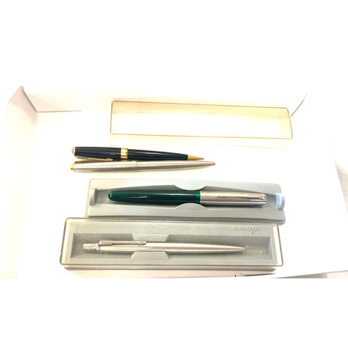 440 - Selection of vintage Parker ball point pens and a fountain pen etc