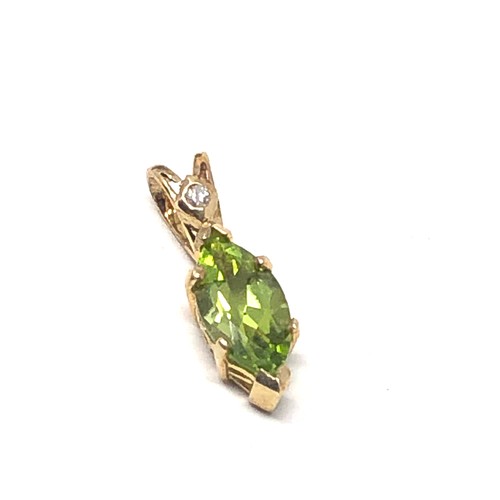 98 - 9ct gold peridot & diamond pendant measures approx 1.8cm drop weight 1g