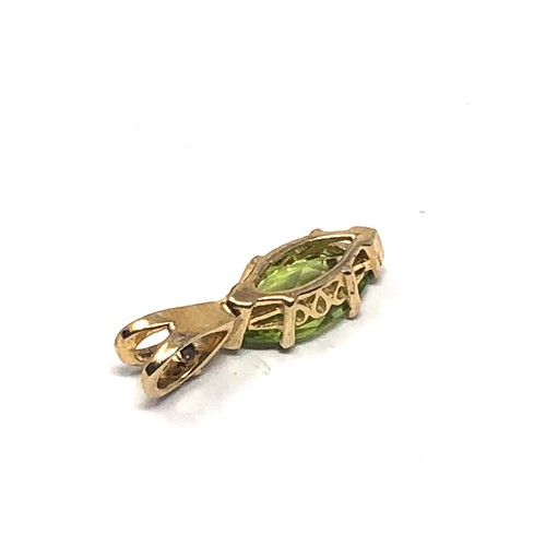 98 - 9ct gold peridot & diamond pendant measures approx 1.8cm drop weight 1g