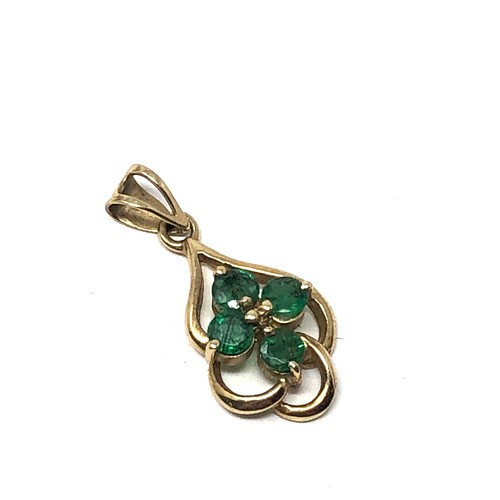 100 - 9ct gold emerald pendant measures approx 2cm drop weight 0.9g