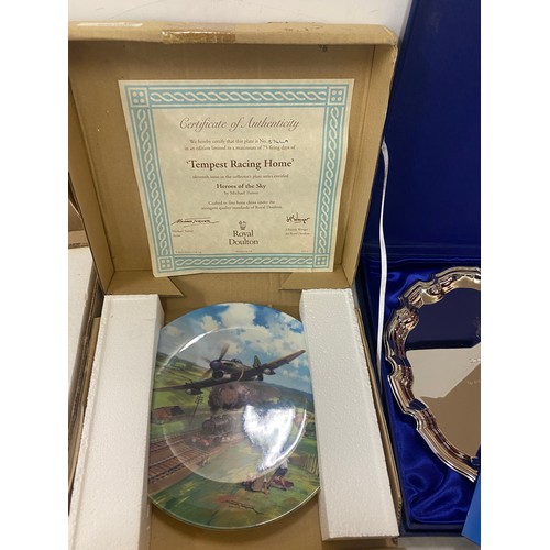 347 - Large selection of collector plates includes Spode, Coalport 50th anniversary of bomber all boxed, s... 