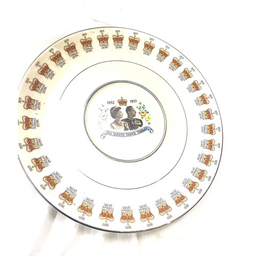 186 - Large selection of assorted collectors plate includes wedgwood horses calander, AA, The queen silver... 