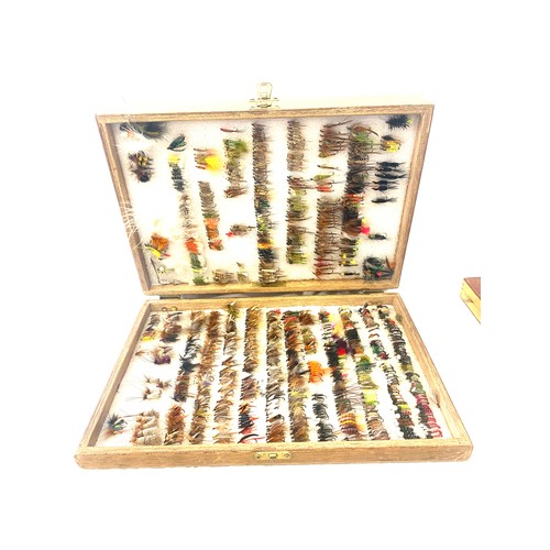 68 - Vintage wooden case of fishing flies