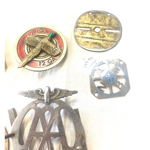 528 - Selection of vintage badges includes the polar tour, AA badge, concord badge etc