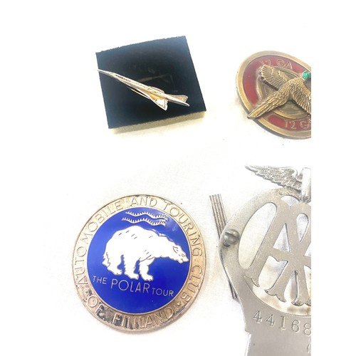 528 - Selection of vintage badges includes the polar tour, AA badge, concord badge etc