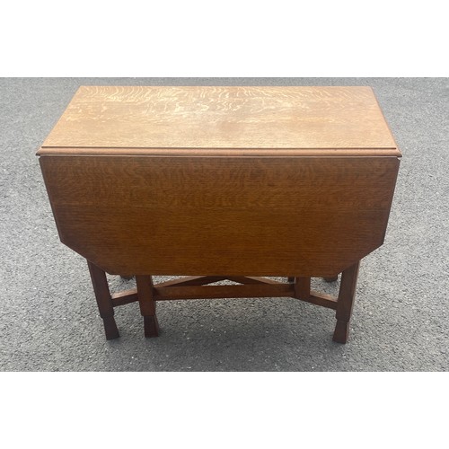 578 - Gate leg drop leaf table measures approx 29 inches tall 39 inches wide (47.5 with leaf) 16 inches de... 