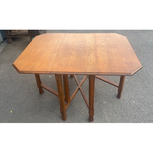 578 - Gate leg drop leaf table measures approx 29 inches tall 39 inches wide (47.5 with leaf) 16 inches de... 