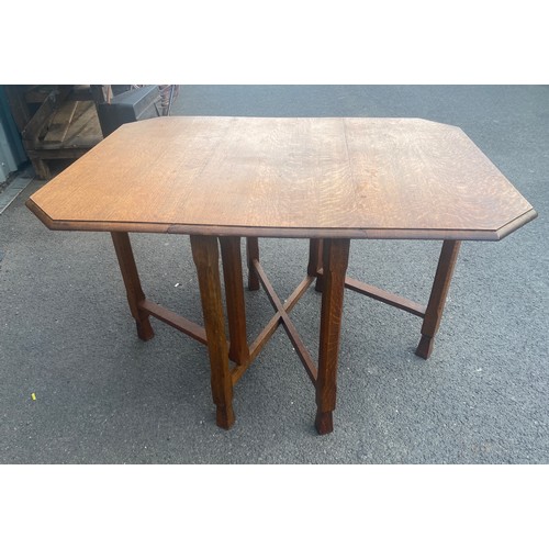 578 - Gate leg drop leaf table measures approx 29 inches tall 39 inches wide (47.5 with leaf) 16 inches de... 