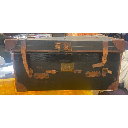 261 - Vintage trunk with a large selection of assorted books