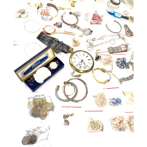 514 - Box of vintage and later costume jewellery