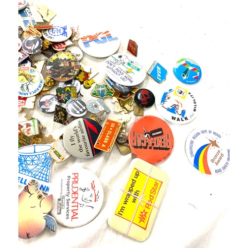 502 - Tray of assorted badges includes football, bowls etc