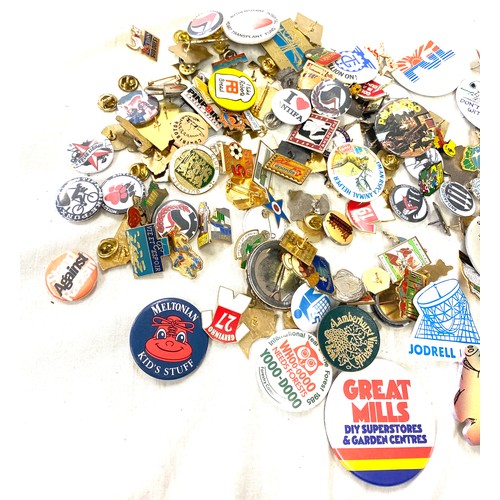 502 - Tray of assorted badges includes football, bowls etc