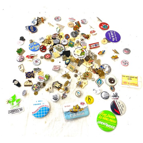 499 - Tray of assorted badges includes football, bowls etc