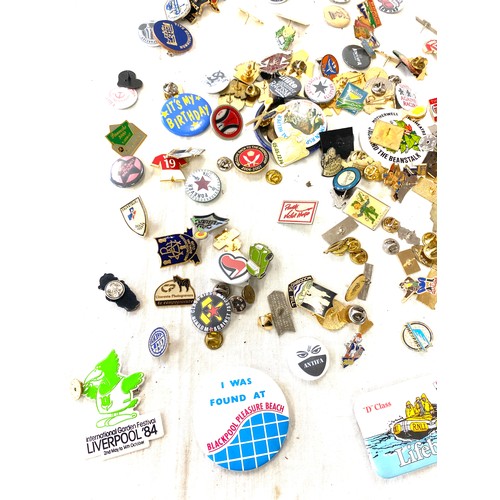 499 - Tray of assorted badges includes football, bowls etc