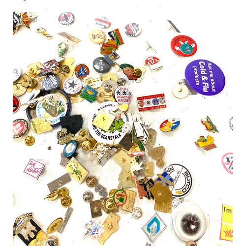 499 - Tray of assorted badges includes football, bowls etc