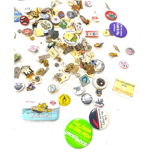 499 - Tray of assorted badges includes football, bowls etc