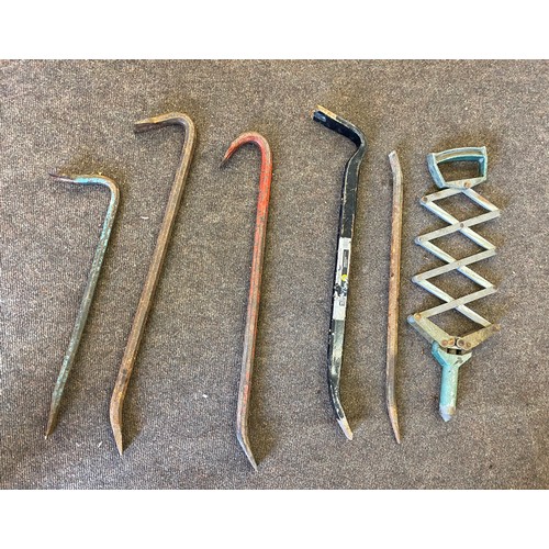 399 - Selection of assorted crowbars