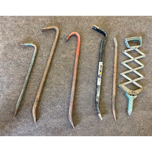 399 - Selection of assorted crowbars