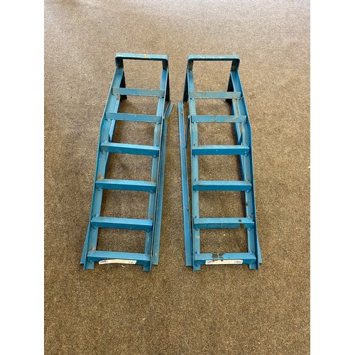 400 - Set of metal car ramps