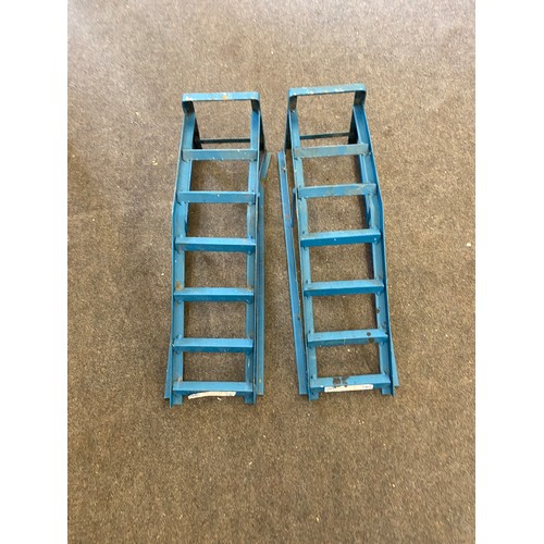 400 - Set of metal car ramps