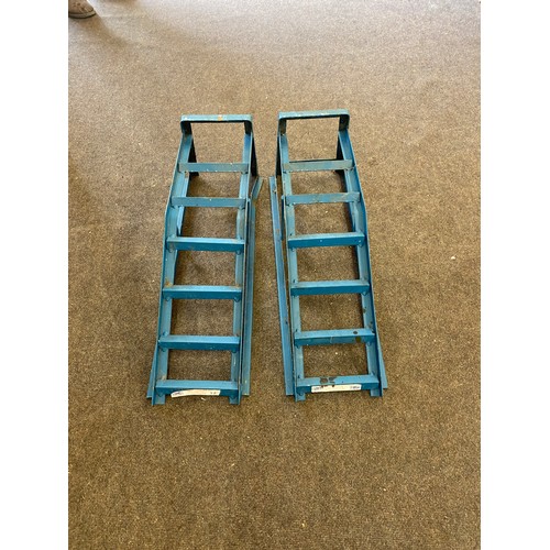 400 - Set of metal car ramps