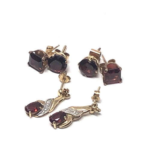 234 - 3 x 9ct gold garnet stud & drop earrings inc. diamond (4.6g)