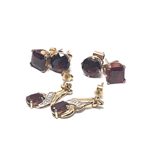 234 - 3 x 9ct gold garnet stud & drop earrings inc. diamond (4.6g)