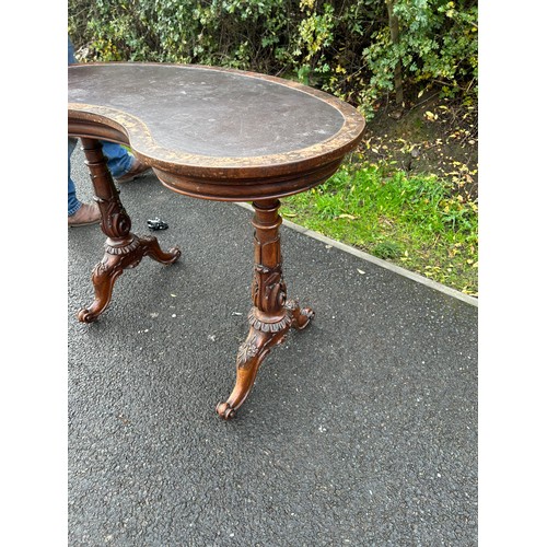 586 - Victorian mahogany kidney shape table, approximate measurements: Height 29.5 inches, Width 41.5 inch... 