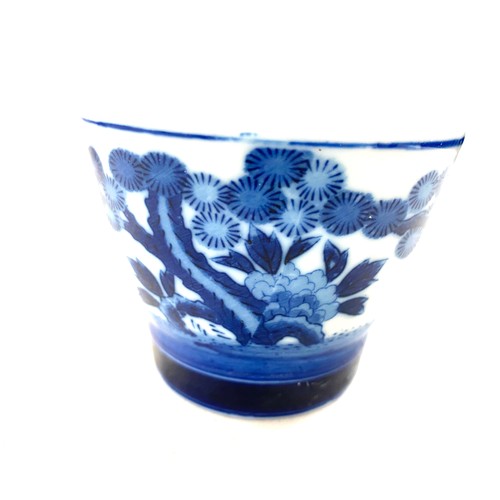 495 - Antique vintage blue and white oriental Chinese cup, approximate height 6.5cm