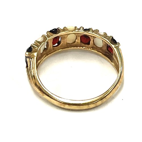 552 - 9ct gold garnet and opal ladies ring, approximate weight 2.5g