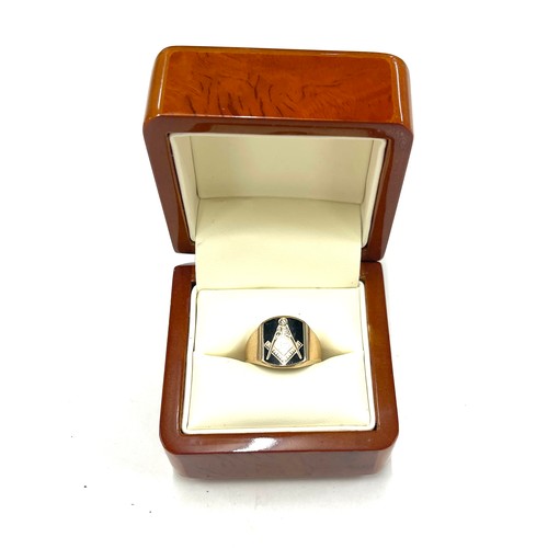 549 - Gents 10k gold and enamel masonic signet ring, approximate weight 5.7g Size between O and P