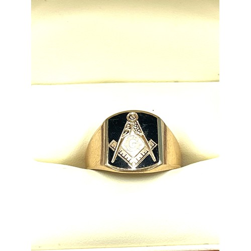 549 - Gents 10k gold and enamel masonic signet ring, approximate weight 5.7g Size between O and P