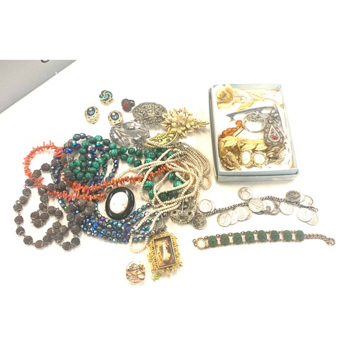 569 - Box of vintage costume jewellery