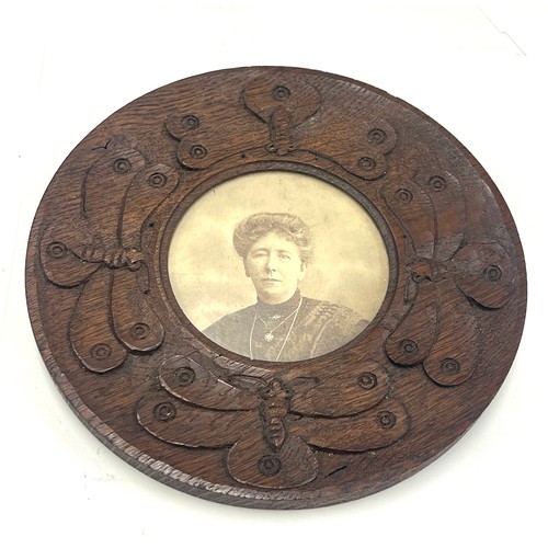 427 - Antique aesthetic movement carved oak photo frame, approximate diameter 18cm