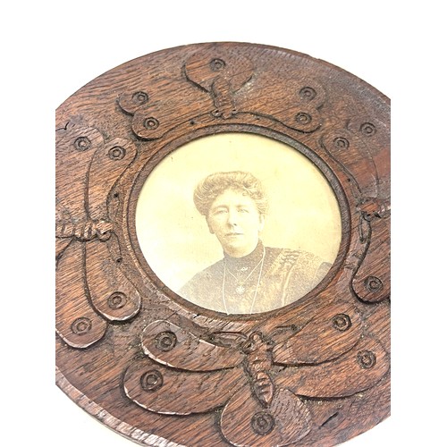 427 - Antique aesthetic movement carved oak photo frame, approximate diameter 18cm